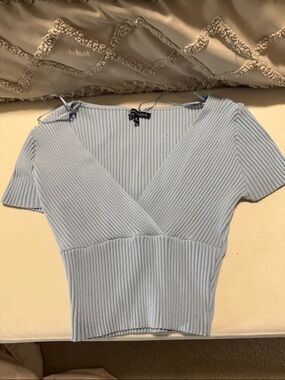 Kendall & Kylie Light Blue Ribbed V-Neck cropped Short Sleeve Top size medium